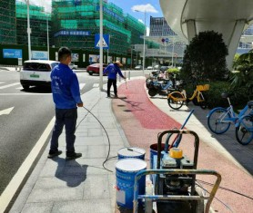 東莞市中心2號橋彩色透水混凝土噴油進行中！