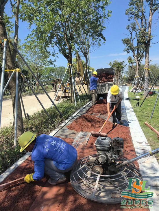 廣州南沙區(qū)濱海公園防洪堤升級(jí)改造透水混凝土路面施工中！